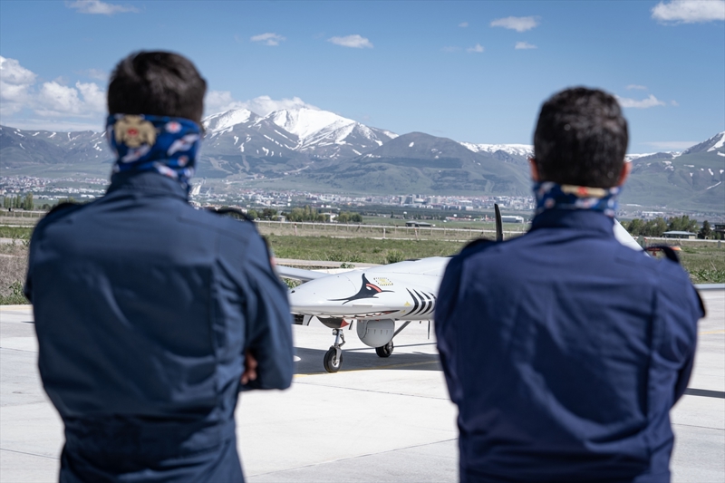 <p class='MsoNormal'>Yrtar, HA ve SHA'larn emniyetin iini kolaylatrdna  dikkati ekerek, 'Arkadalarmz, Van'da yaklak 383 kilogram  uyuturucunun yakalanmasn salad. Bu da terr rgtne vurulmu darbelerden  biri. Yine deprem felaketinde Gaziantep'in slahiye ilesinde enkazdan  hrszlk yapan 2 kii, HA'larla tespit edilerek oradaki gvenlik glerimizce  yakaland.' diye konutu.</p>