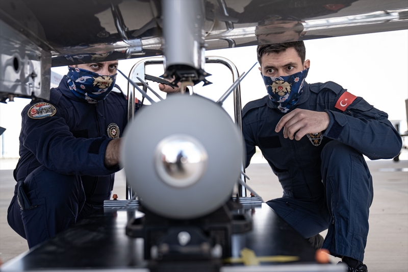 <p class='MsoNormal'>Gerektiinde SHA'larmzla terr operasyonlar yapmaktayz.  imdiye kadar bizim tarafmzdan yaplan operasyonlarda 44 terrist etkisiz  hale getirildi, 11'inin de yakalanmas saland. Bunun yannda bir sr snak  ve patlayc madde mhimmat tespitleri HA'larmz sayesinde yapld. Bu da bizim  iin gurur verici bir olay.'</p>