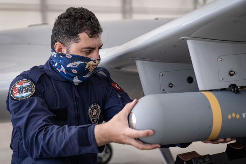 <p class='MsoNormal'>ubedeki ekibin 25 bin kilometrekarelik arazide devaml  gzlem yaptn dile getiren Yrtar, grev emri geldiinde Erzurum'dan  havalanan HA ve SHA'larn snr tesi operasyonlara da destek  verilebileceini bildirdi.</p>