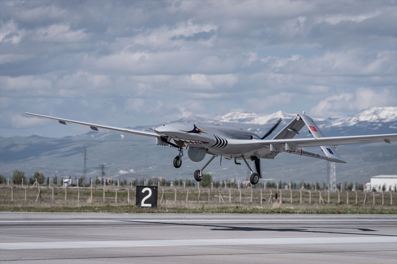 <p>'ube  kurulduu yldan beri yaklak 10 bin 500 saat uu gerekletirilmitir.  Arkadalarmz, haftada genelde 70 saat olmak zere aylkta ortalama 250-300  saat arasnda uu gerekletirmeye devam etmektedir. zellikle blc terr  rgtnn krsal faaliyetlerini HA ve SHA'larmz vastasyla takip  etmekteyiz. </p>