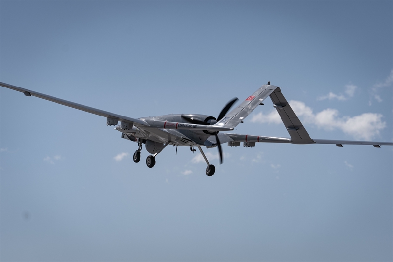 <p>Polis pilotlar, kumanda merkezinde yksek znrlkteki grntleri izleyerek sorumluluk blgelerini 7 gn 24 saat gzleyip terristler ile sulular aryor.</p>