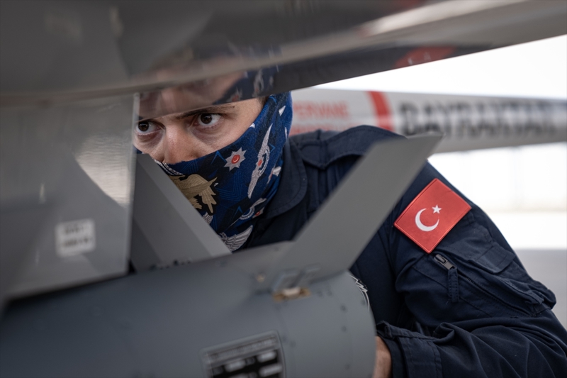 <p><b>TE HA VE SHA FLOSUNDAN KARELER; </b><br></p>