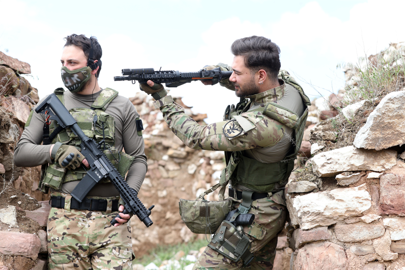 <p>'Sivas Valimiz Ylmaz imek'in zel izinleriyle bu alan kullanyoruz ve sporumuzu gelitirmeye alyoruz. Pekok ilden katlmclar buraya geliyor. Airsoft sporu hem mental hem de fiziksel olarak ok ciddi efor istiyor. yi bir hobi, sizi hem stres ynetimine sokuyor hem de takm almasna zorluyor.'</p>
