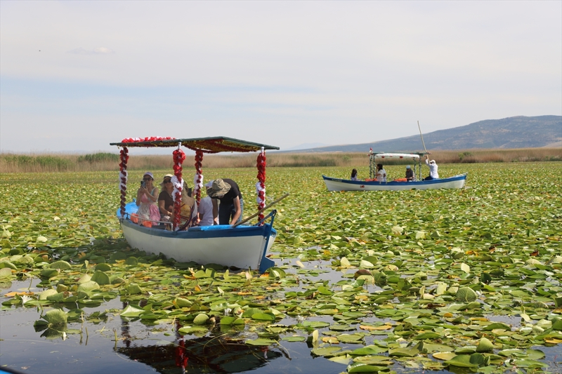 <p>Denizli kent merkezine 120 kilometre uzaklıktaki Çivril ilçesinde bulunan Işıklı Gölü, yeşille mavinin buluştuğu, temiz suyuyla ve nilüfer tarlalarıyla turistlerin ilgisini çeken bir yer haline geldi.</p>