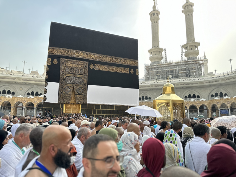 <p>Mslmanlar, Kabe'de tavaf edip dua etti.</p>