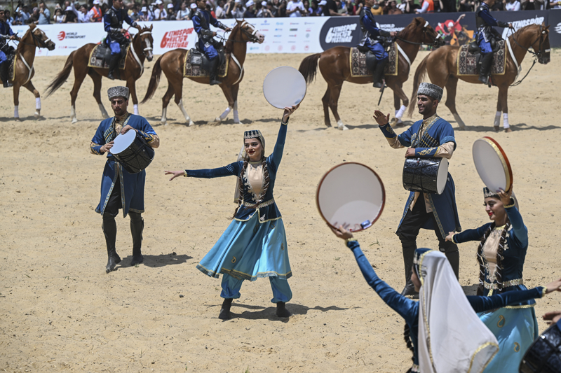 <p>Dünya Etnospor Konfederasyonu (DEK) tarafından bu yıl altıncısı düzenlenen festival, İstanbul Atatürk Havalimanı'nda 4 gün sürecek.</p>