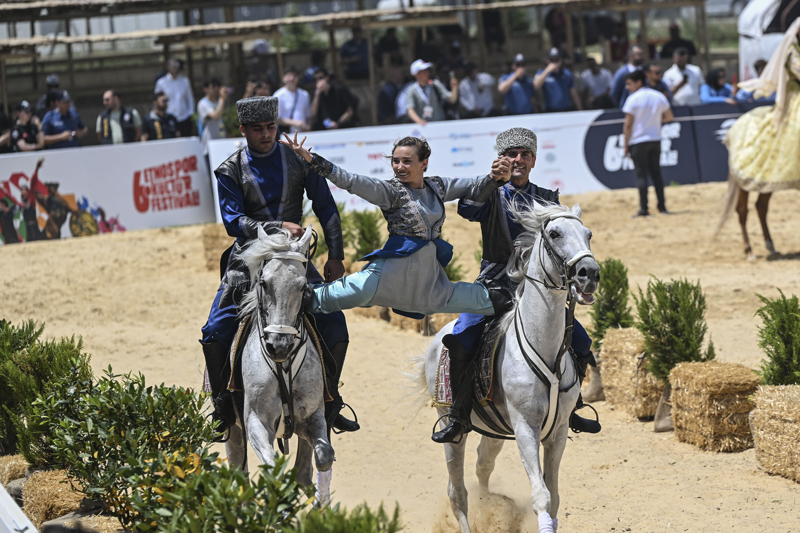 <p>Bilal Erdoğan, yaptığı konuşmada '6. Etnospor Kültür Festivali'ne hoş geldiniz. Önümüzdeki 4 gün dünyanın en ulaşılabilir, en önemli merkezi İstanbul'da, dünyanın kültürlerine, Anadolu'muzun ve gönül coğrafyamızın kültürel zenginliğine şahitlik edeceğiz. Burada sadece geleneksel sporlarımız, misafir ülkelerin geleneksel sporları değil aynı zamanda geleneksel lezzetler, halk oyunları, müzikler, el sanatları, çocuk oyunları yer alacak.' dedi.</p>