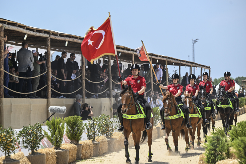 <p>Ziyaretçiler, ok atma, at binme gibi birçok geleneksel spor ve oyunu profesyoneller eşliğinde ücretsiz deneyimleme fırsatı bulacak.</p>