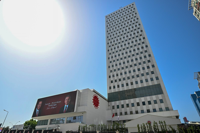 <p>Cumhurba�kan� Recep Tayyip Erdo�an'�n daveti �zerine resmi ziyaret ger�ekle�tirmek �zere d�n T�rkiye'ye gelen �zbekistan Cumhurba�kan� �evket Mirziyoyev i�in Cumhurba�kanl��� �leti�im Ba�kanl���nca kar��lama mesaj� haz�rland�.</p>