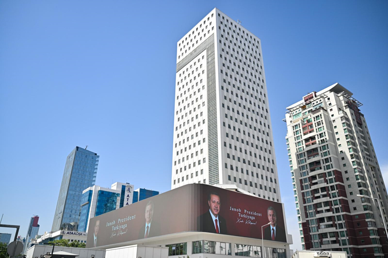 <p>Mirziyoyev'in T�rkiye ziyareti kapsam�nda Cumhurba�kanl��� �leti�im Ba�kanl��� binas�n�n dijital g�sterim ekran�ndan yay�mlanan mesajda, �zbek�e 'Say�n Cumhurba�kan� T�rkiye'ye ho�geldiniz' ifadeleri yer ald�.</p>