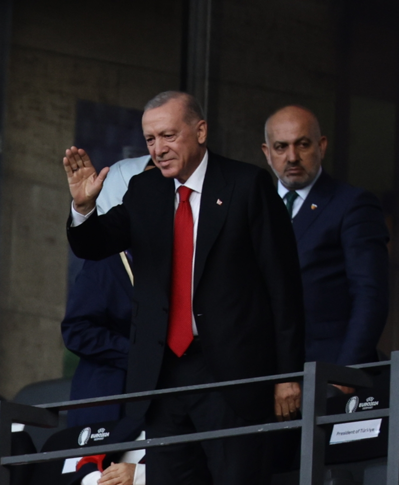 <p>Erdoğan, ısınma hareketlerini tamamlayan ve soyunma odasına dönen milli futbolcuları da selamladı.</p>
