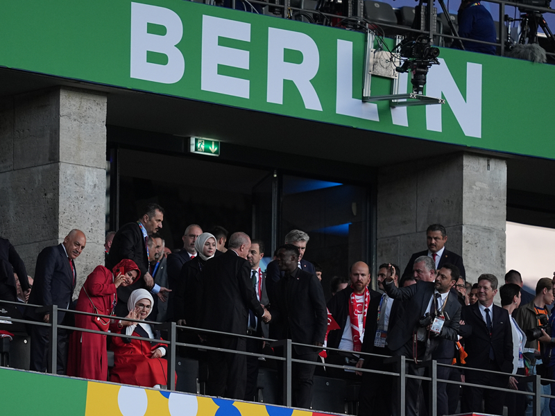 <p>Protokol tribününe gelişi sırasında Türk taraftarlar, Cumhurbaşkanı Erdoğan'a sevgi gösterisinde bulundu. Erdoğan da taraftarlara selamlayarak karşılık verdi.</p>