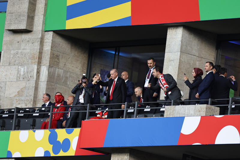 <p>Cumhurbaşkanı Recep Tayyip Erdoğan, A Milli Futbol Takımı'nın Berlin Olimpiyat Stadyumu'nda Hollanda ile oynadığı karşılaşmayı protokol tribününden izledi.</p>