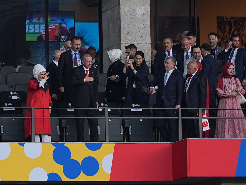 <p>Recep Tayyip Erdoğan, Berlin Olimpiyat Stadı'ndaki mücadeleyi, eşi Emine Erdoğan, Gençlik ve Spor Bakanı Osman Aşkın Bak, Türkiye'nin Berlin Büyükelçisi Ahmet Başar Şen, Türkiye Futbol Federasyonu Başkanı Mehmet Büyükekşi, UEFA Yönetim Kurulu Üyesi Servet Yardımcı, Dünya Etnospor Konfederasyonu Başkanı Bilal Erdoğan, eski futbolcu Mesut Özil ve Hollanda Futbol Federasyonu yetkilileri ile birlikte protokol tribününden takip etti.</p>