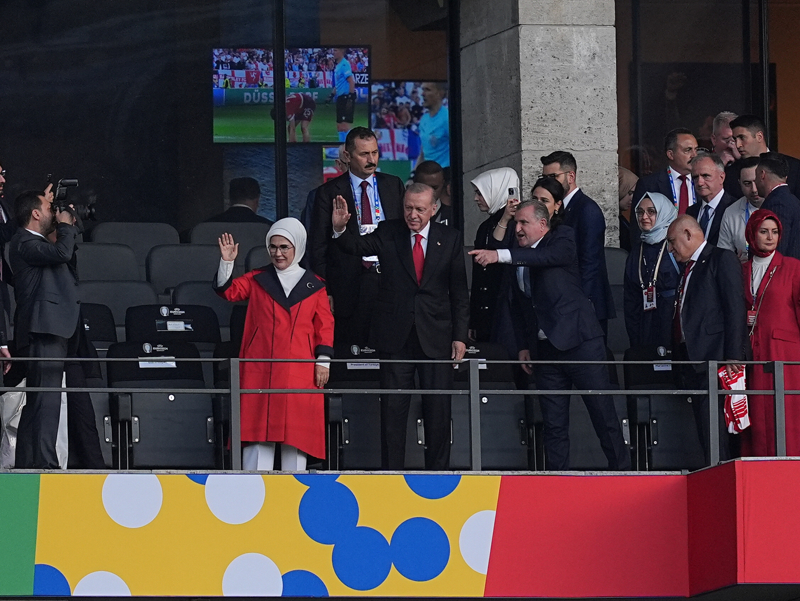 <p>Cumhurbaşkanı Recep Tayyip Erdoğan ve eşi Emine Erdoğan, Almanya'da düzenlenen 2024 Avrupa Futbol Şampiyonası (EURO 2024) çeyrek finalinde Hollanda ile Türkiye takımlarının, Berlin Olimpiyat Stadyumu'ndaki karşılaşmasını izlemek için stada geldi.</p>