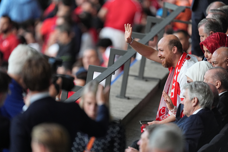 <p>Dünya Etnospor Konfederasyonu Genel Başkanı ve Okçular Vakfı Mütevelli Heyeti Üyesi Bilal Erdoğan, Almanya'da düzenlenen 2024 Avrupa Futbol Şampiyonası (EURO 2024) çeyrek finalinde Hollanda ile Türkiye takımlarının, Berlin Olimpiyat Stadyumu'ndaki karşılaşmasını izlemek için stada geldi.</p>