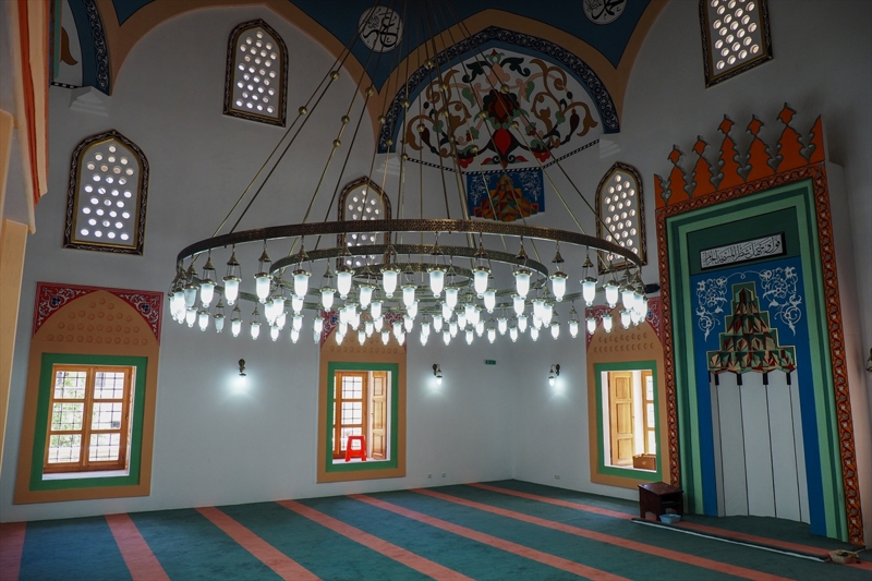 <p>Gorajde blgesinde son 10 ylda nc camiyi ibadete aacaklarn belirten Pitic, 'Daha yapmamz gereken ok i var. Caminin yeniden yapmyla Cajnice'nin yeni ruh, yeni ivme kazanacan, Bonaklarn buraya daha sk gelebilmek iin bir neden bulacan dnyorum. Burada srekli olarak dzenlenecek baz etkinlikler de planladk, 15 Eyll'deki merkezi mevlit programn bu camide yapmay planlyoruz.' diye konutu.</p>