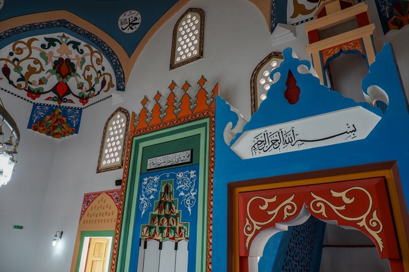 <p>Camiye girip iki rekat kr namaz kldn belirten Kustura, caminin iinde ocukluuna dair ok gzel duygular hissettiini syledi.</p>