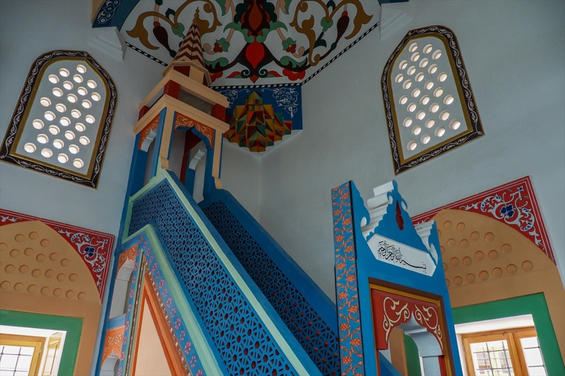 <p>Kustura, 1992'ye kadar Cajnice'de yaadklarn ve savan balamasyla bakent Saraybosna'ya gittiklerini anlatarak, 'Ben bu camide en son mezzinlik yapanlardan biriyim. ok fazla cemaati olmad iin her vakit ben bu camiye gelirdim. Bu camiyle yeniden buluma duygusu muazzam ve kelimelerle anlatlamaz.' ifadesini kulland.</p>