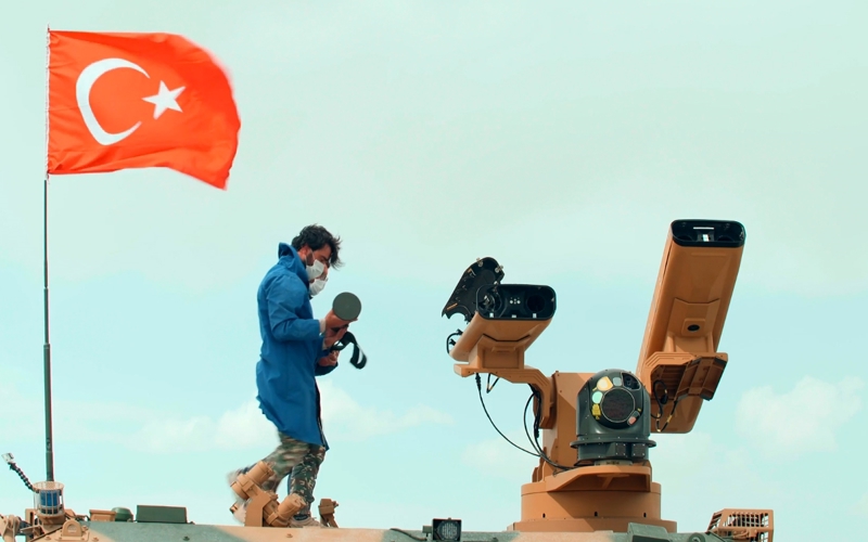 <p>Günümüzde pek çok ülkenin hava kuvvetleri, NATO standartlarına ulaşmadı. Akıllı mühimmat eksikliği, pek çok savaş uçağını, görevlerini icra edebilmek için alçak irtifada uçmaya zorluyor. İşte MANPADS kabiliyeti, tam da bu noktada devreye giriyor.</p><p>Elbette, ihraç potansiyeli çok yüksek olan SUNGUR'a dair ciddi bir siyasi-askeri hassasiyeti belirtmekte de yarar var. Türkiye, SUNGUR'la birlikte ilk kez MANPADS ihraç eden ülkeler kulübüne katılacak. MANPADS ihracatı, doğası gereği, çok kritik bir konu zira böyle bir asimetrik taktik kapasiteye ulaşmaya çalışan kötü niyetli aktörler de hayli fazla. Bahse konu olan tehdit, yalnızca askeri hedefler değil, havaalanları ve sivil havacılık için de geçerli. O nedenle, MANPADS ihracatı hususlarında, ithal eden ülkenin son kullanıcı hassasiyeti ve envanteri üzerindeki tam kontrolü oldukça elzemdir.</p>