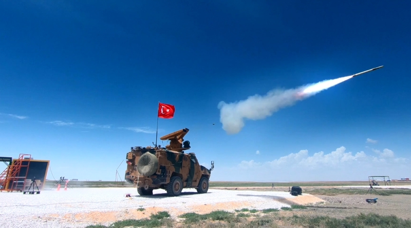 <p>SUNGUR'un kzltesi grntleyici arayc balk ve gncellenmeye ak Dost-Dman Tanma (IFF) altyaps gibi zellikleri olduka dikkat ekici. Getiimiz aylarda ilk ihracat baarsna[4]imza atmaya yakn olduu vurgulanan SUNGUR, imdiden kresel silah pazarndaki yerine dair nemli ipular sunuyor. Yaklak 15 kilogram arl ile olduka hafif ve portatif bir sistem[5]olan SUNGUR, omuzdan atelenebilmesinin yan sra, hava, kara ve deniz platformlarna entegre edilebilmesiyle esnek bir harekat tasars sunmak zere dizayn edildi.</p>