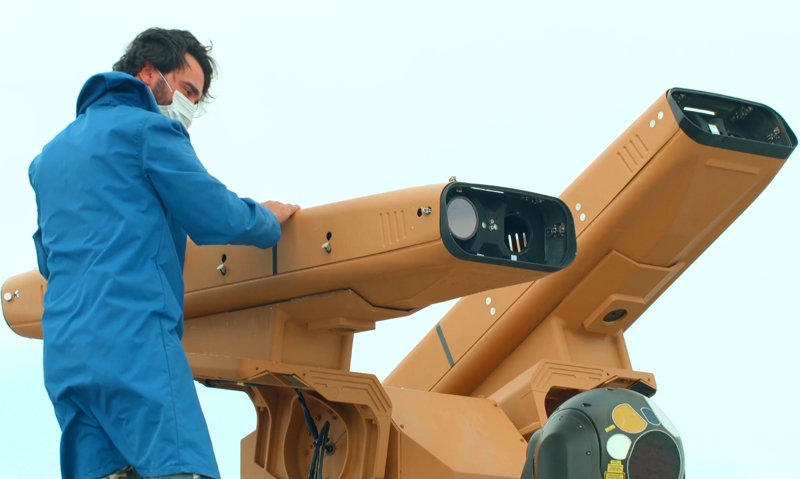 <p><b>- MANPADS TAKTİK KAPASİTESİ NEDİR?</b></p><p><b><br></b></p><p>Tek er tarafından kullanılan hava savunma sistemleri (MANPADS), dayanıklı olmaları, hafif ve portatif dizayn felsefeleri, birim maliyetleri ve asimetrik etkileriyle pek çok aktörün dikkatini çeken çözümler. Özellikle yeni nesil MANPADS örnekleri, hedef tespit, güdüm sistemleri, karşı önlemlerden kaçınma ve menzil irtifa parametrelerinde, ilk nesillere göre çok daha tehlikeli ve sonuç alıcıdır.</p>