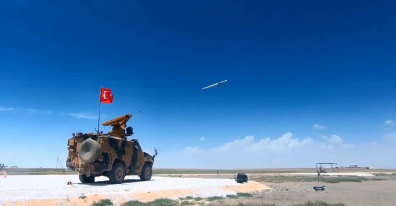 <p><b>- SUNGUR, TRKYE'YE HANG ASKER KABLYETLER KAZANDIRACAK?</b></p><p><b><br></b></p><p>zellikle alak irtifada seyreden dner ve sabit kanatl insanl platformlar ve SHA'lar karsnda nemli bir yetenek olarak tasarlanan SUNGUR, Trk Silahl Kuvvetleri'ne (TSK) kritik bir taktik kapasite salayacak.</p><p>Her eyden nce, nemli bir alanda da bamllk sona erecek ve ihracat portfy de alacak. Sz konusu zm, kara birliklerine hava savunmada caydrc yetenekler kazandracak. SUNGUR, Trk askeri slerinin alak irtifa tehditlerine kar korunmasnda, ve kritik tesislere ve slere kar oluabilecek tehditlere kar da nemli rol oynayacak.</p><p>SUNGUR'un Trk askeri envanterine milli bir zm kazandrmas, harekat bamszl asndan da dikkate deer. rnein, 2016 ylnda Suriye'nin kuzeyinde icra edilen Frat Kalkan Harekat srasnda, Baas rejimine bal Suriye Arap Hava Kuvvetleri'ne ait L-39Z Albatros eitim/hafif taarruz uann ileri konulu TSK personeline saldrmas[8]sonucunda ac kayplar verildi. Bu elim olay sonrasnda TSK, Suriye snrna Stinger fzeleri ile donatlan Atlgan alak irtifa hava savunma sistemleri sevk etti. Sz konusu vakada, ilgili birliklerin elinde SUNGUR MANPADS olmas, ok eyi deitirirdi.</p>