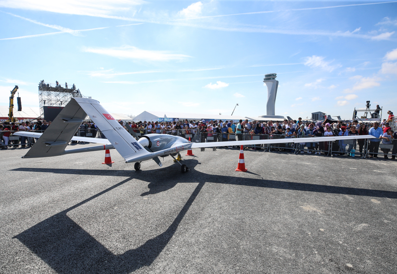 <p><b>- TB-2 SERTİFİKASYONU KRİTİK</b></p><p>Son olarak, SUNGUR'a ilişkin bir diğer bilgiyi eklemekte yarar var. Esnek bir füze konfigürasyonuna sahip SUNGUR'un, TB-2 dahil olmak üzere SİHA entegrasyonunun gündemde olduğu haberlere yansıdı. KIZILELMA, ANKA-3, AKINCI gibi stratejik platformlara hava-hava füzesi sertifikasyonu mülahazası zaten planlar arasında. Öte yandan, TB-2 gibi sistemlerin hava-hava kabiliyetiyle mücehhez olması, özellikle yükselen bir trend haline gelen dronların diğer dronlarla mücadelesi ve robotik harp hususunda yeni bir sayfa açacaktır.</p>