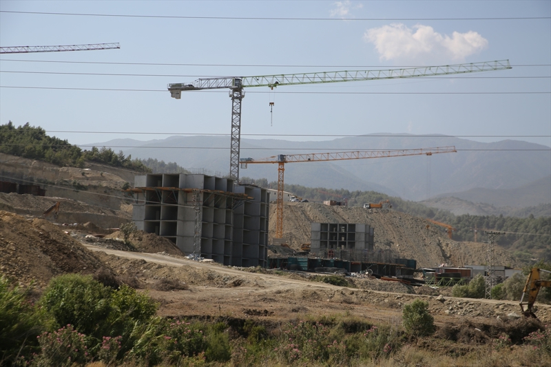 <p>Hummalı çalışmaların sürdüğü 3 etaplık projede, 2+1 ve 3+1 oturumlu evlerin yer aldığı binalar hızla yükseliyor.</p>