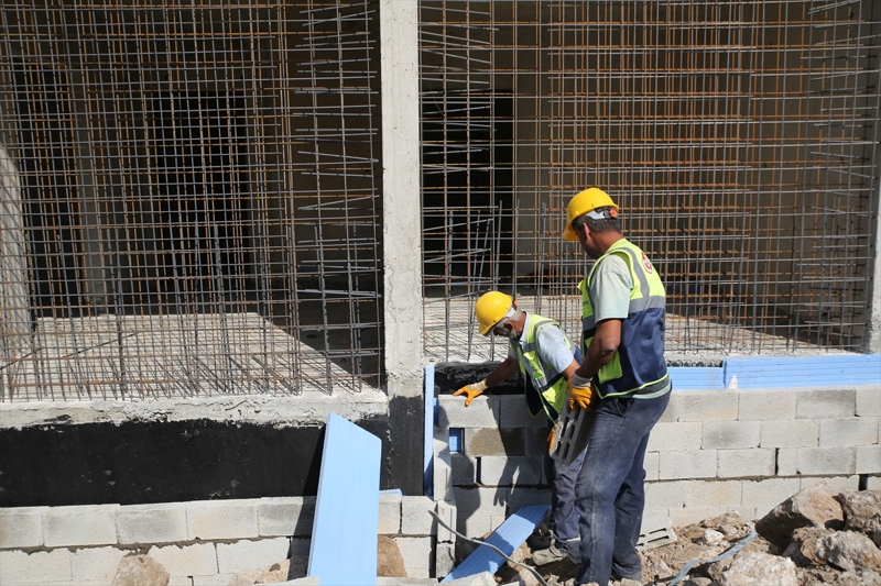 <p>'Burada yaşamın rahat devam edebilmesi için her türlü çalışma ve planlama yapıldı. En büyük amaçlarımızdan biri, vatandaşlarımız için olabildiğince şehir merkezine yakın, sağlam zeminlerde ve her türlü ihtiyaçların karşılandığı konut alanlarının oluşturulmasıdır. Burası bu anlamda örnek konut bölgelerimizden birisidir.'</p>