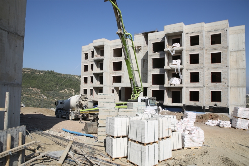 <p>Hatay'da 180 bine yakın hak sahibi olduğu için inşaatların etap etap tamamlandığını belirten Masatlı, 'Hiçbir vatandaşımızın endişe etmesine gerek yok. Bütün vatandaşlarımız neye hak sahibiyse konut, iş yeri veya ahır, inşa edip vereceğiz.' dedi.</p>