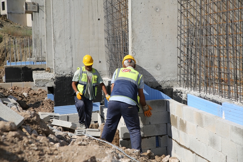 <p>Masatlı, konutların, 2025'in sonuna doğru kurayla teslim edilmesinin öngörüldüğünü anlattı.</p>