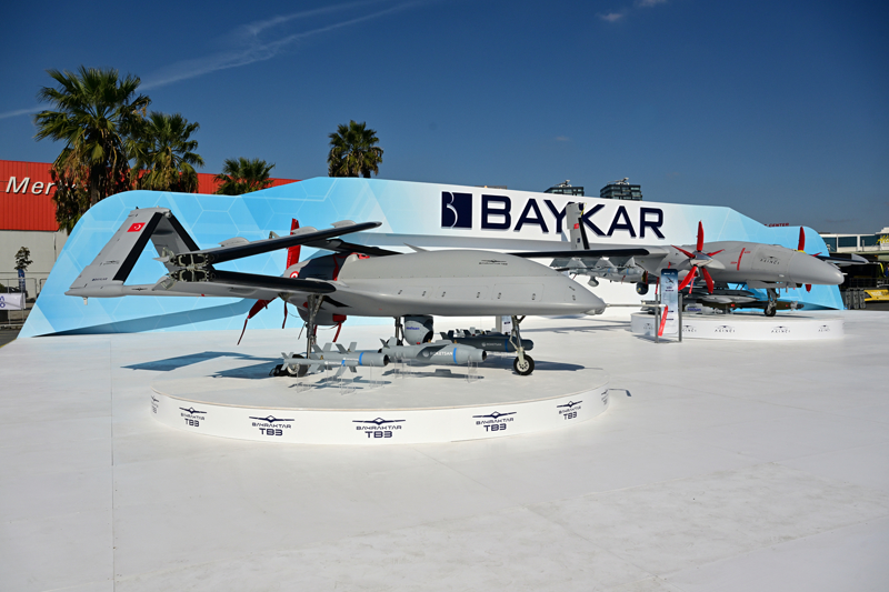 <p>Fuar merkezi �n�nde kurulan Baykar platformunda T�rkiye'nin yerli ve milli savunma teknolojileri sergileniyor. </p>