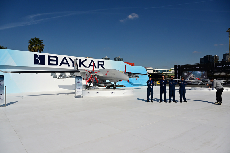 <p> Fuar, savunma, havac�l�k ve uzay sanayii sekt�rlerindeki lider firmalar�n ve uzmanlar�n bir araya geldi�i bir etkinlik olarak b�y�k ilgi g�r�yor.</p>