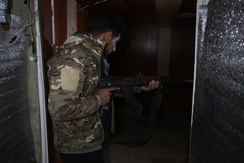 <p>Suriye'nin kuzeyindeki Halep ilinin bat� k�rsal�nda, 27 Kas�m'da, Esed rejimi g��leriyle rejim kar��t� silahl� gruplar aras�nda �at��ma ba�lam��t�. </p>