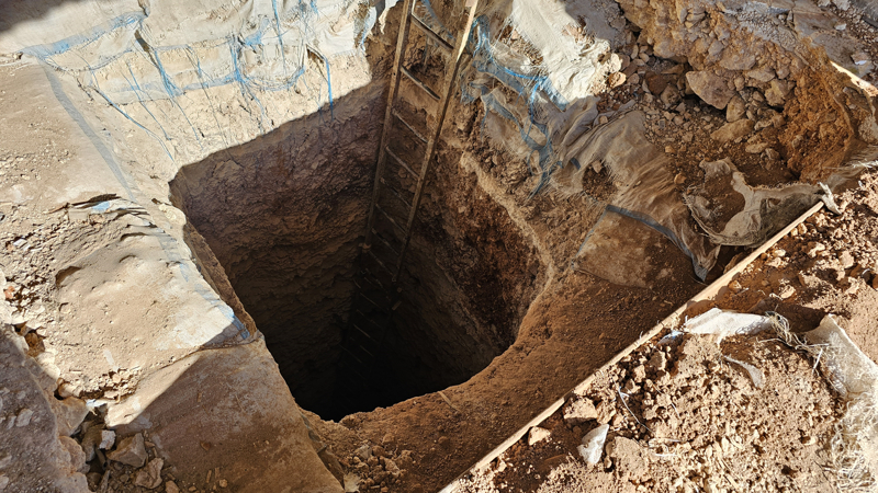 <p>Farkl� kollara ayr�lan kav�aklar�n yer ald��� t�nel �ebekesindeki duvarlarda, ter�r �rg�t� PKK/YPG'nin pa�avralar�n�n as�l� oldu�u g�r�l�rken, odalarda PKK/YPG'li ter�ristlerin foto�raflar� bulundu.</p>