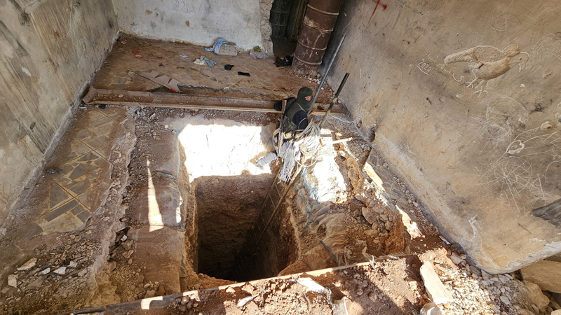 <p>�l�enin insans�z hava arac�yla (�HA) yukar�dan �ekilen g�r�nt�lerinde, y�llard�r ter�ristlerin i�galinde kalan Tel R�fat'taki bir�ok evin bak�ms�zl�ktan harabeye d�nd��� de fark ediliyor.</p>