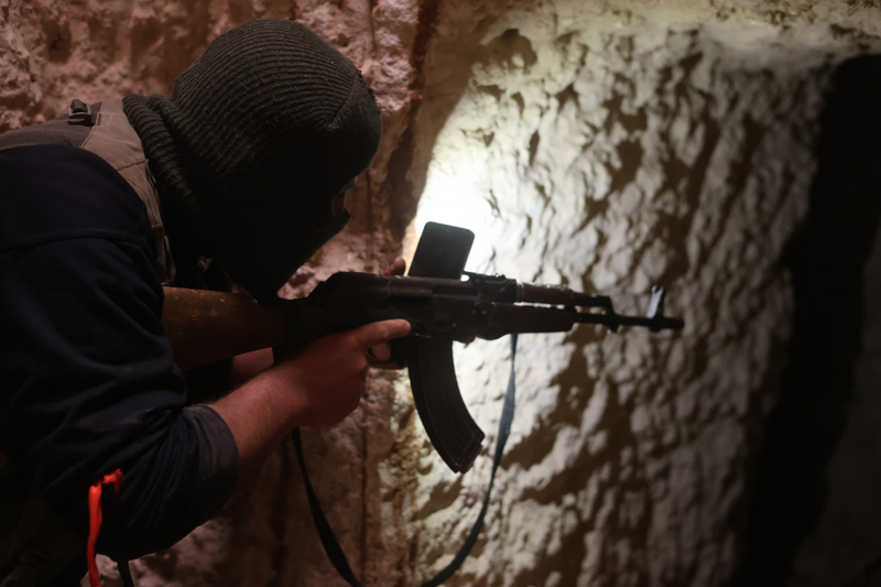 <p>Sivilleri kalkan yapan ter�ristler i�gal etti�i b�lgelerde genellikle evler, okullar, hastaneler ve ibadet yerlerine ��kan t�neller kaz�yor.</p>