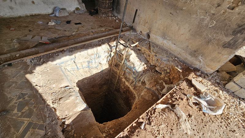 <p>YPG/PKK, Suriye'de i�galinde tuttu�u b�lgelerde ve �zellikle s�n�r hatt�na yak�n alanlarda gizlenme, s�zma ve ani sald�r� amac�yla t�neller kaz�yor. T�neller, bir b�lgeden di�erine malzeme ta��ma ve saklanma maksad�yla da kullan�l�yor.</p>