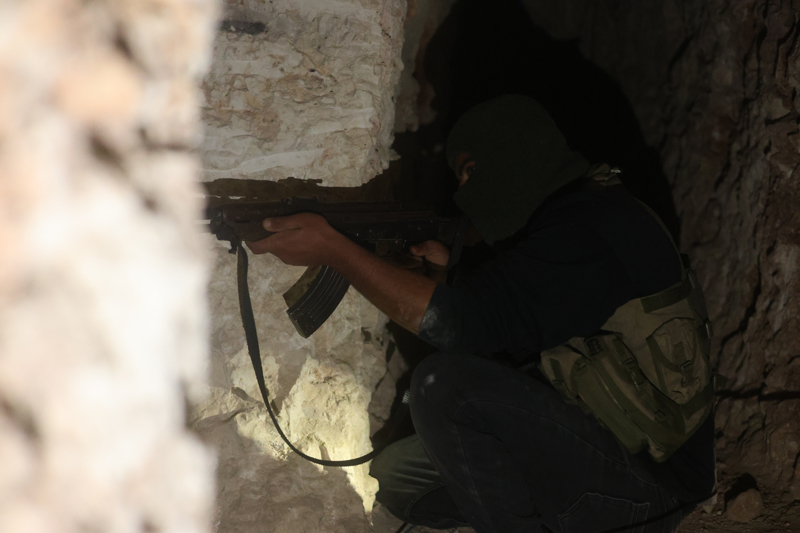 <p>28 Kas�m'da Halep'in bat� k�rsal�ndan merkeze do�ru h�zla ilerleyen rejim kar��t� silahl� gruplar, 30 Kas�m'da merkezin b�y�k b�l�m�n� ele ge�irmi�ti. </p>