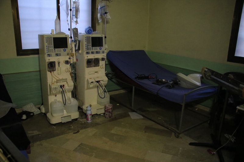 <p>Hastanenin alt�ndaki t�nelde AA muhabirine konu�an SMO'nun saha komutanlar�ndan Tel R�fatl� Ebu Fadi, il�eyi kurtard�ktan sonra yard�ma muhta� hasta olup olmad���n� anlamak i�in hastaneye geldiklerinde t�nel a��n� ke�fettiklerini s�yledi.</p>