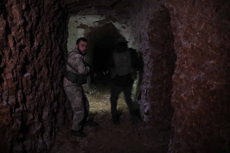 <p>3 katl� Tel R�fat Cerrahi Hastanesi'ne gelen SMO unsurlar�, sa�l�k merkezinin alt�nda kaz�lan t�nel a��n� tespit etti.</p>