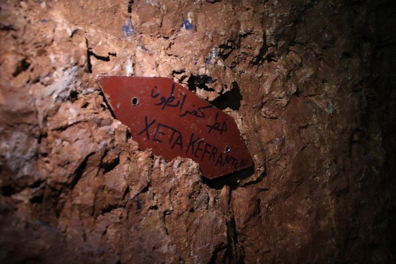 <p>T�nel a�lar�n�n geni�li�i ve uzunlu�u nedeniyle halen �al��malar�n s�rd���n� belirten Ebu Fadi, ter�ristlerin t�nellerin bir noktas�nda daha da a�a�� inebilmek i�in bir �ukur daha kazd���n�n g�r�ld���n� ve bunun derinli�inin 27 metreyi buldu�unu kaydetti.</p>