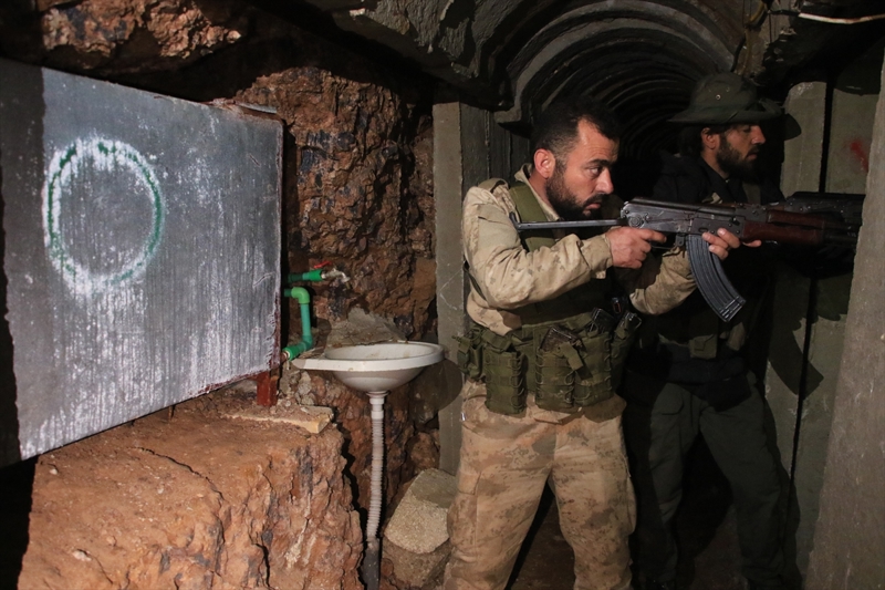 <p>F�rat Nehri'nin do�usundan Halep b�lgesine takviye g��ler getiren ter�r �rg�t� bu alanlar� tahkim etmeye ba�lad�.</p>