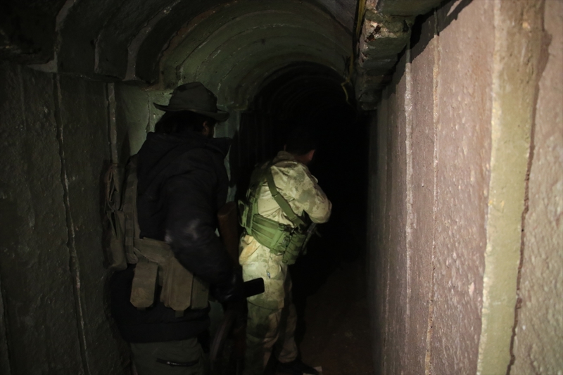 <p>AA'n�n g�r�nt�ledi�i, kilometrelerce uzunlu�a sahip t�nelin y�ksekli�i 2,5 metre, eni yakla��k 1 metreyi buluyor. Hastanenin bir b�l�m�nden girilen t�nelin daha sonra kollara ayr�ld��� g�r�ld�.</p>