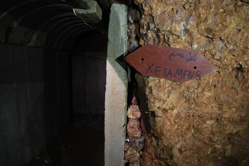 <p>Bir yer alt� s���na��n� and�ran t�nellerin i�inde tuvalet ve su depolar� bulunuyor. T�nellerin tavan�ndan elektrik kablolar�n�n ge�ti�i dikkatlerden ka�mad�.</p>