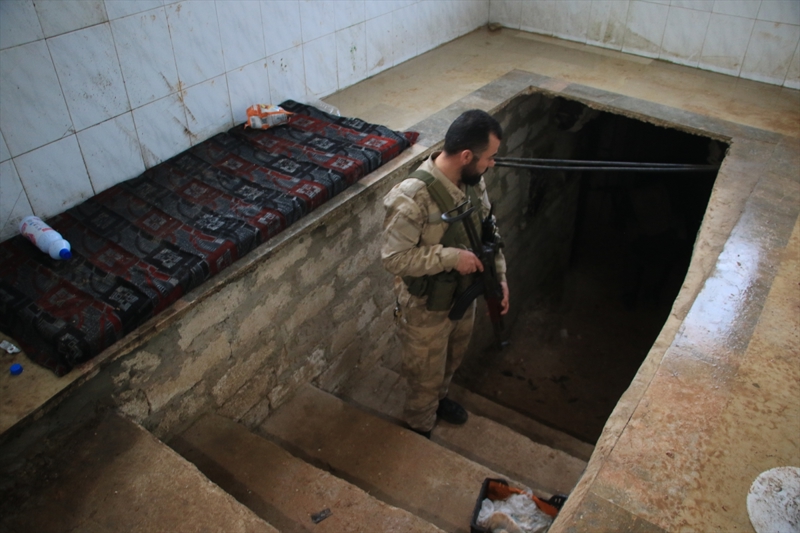 <p>�at�s� kavis �eklindeki t�nellerin sa� ve sol odalara ayr�ld��� g�r�ld�. Bu t�nellerin giri�lerinde, Tel R�fat merkezinden ge�en tarihi Hicaz Demir Yolu'nun raylar�ndan s�k�len demir par�alar�n�n kullan�lmas� dikkati �ekti.</p>