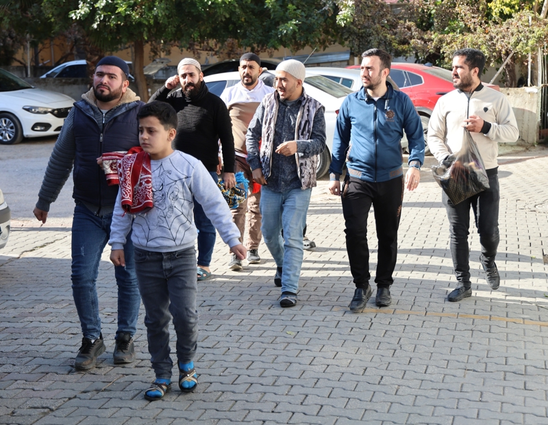 <p>Adana'y� gezdiren rehberlerin �o�u ilk �nce turistleri buraya getiriyor. Buras� ilk Adana'n�n yerle�im yeri oldu�u i�in. Bu cami A�ca Bey taraf�ndan in�a edilmi�' diye konu�tu.</p>