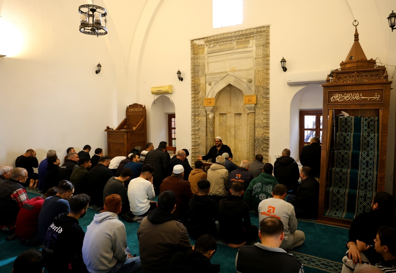 <p>A�ca Mescit Cami'nin halen ilk g�nk� gibi korundu�unu belirten Mutlu, 'Camimiz ka� defa deprem atlatt� ama halen sa�lam. �lk g�n ki gibi buray� koruyoruz. Buraya bir s�r� insan geliyor. Burada namaz k�lmak �ok g�zel. </p>