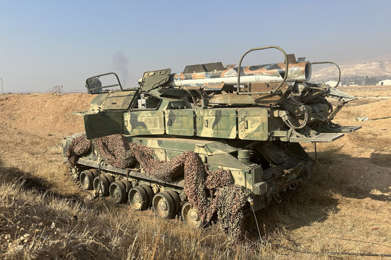 <p>Suriye ordusunun çöküşünün aşırılıkçıların İsrail ile tampon bölgeye girmesine yol açabileceğinden endişe duyulduğunu ve bu nedenle İsrail güçlerinin bölgeye konuşlandırıldığını öne süren kaynaklara göre, ordu, yedek güçlerin gerekebileceği senaryoya da hazırlanıyor.</p>